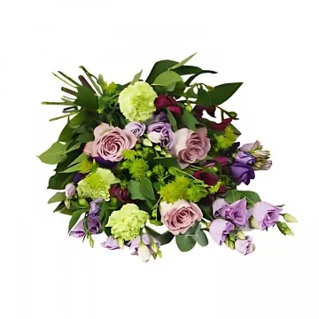 En liggande begravningsbukett med lila snittblommor och grönt.