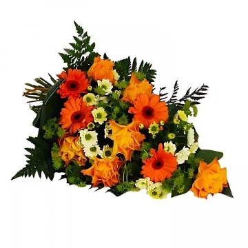 En liggande begravningsbukett med orange snittblommor och grönt.