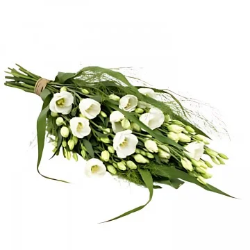 En liggande begravningsbukett med vita snittblommor och grönt.