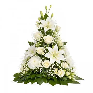 En hög begravningsdekoration med vita snittblommor och grönt.