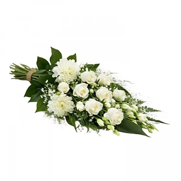 En liggande begravningsbukett med vita snittblommor och grönt.
