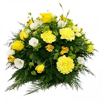 En låg begravningsdekoration med gula snittblommor och grönt.