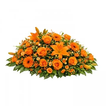 En låg begravningsdekoration med orange snittblommor och grönt.