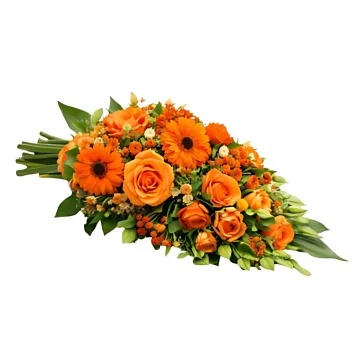 En liggande begravningsbukett med orange snittblommor och grönt.