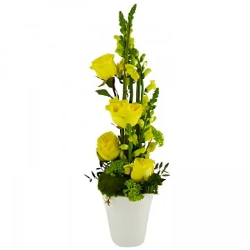 En hög påskdekoration med säsongens gula blommor med passande kruka.