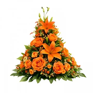 En hög begravningsdekoration med orange snittblommor och grönt.