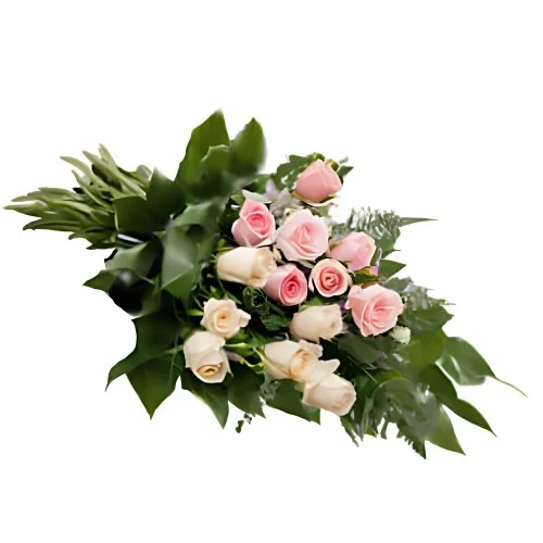 En liggande begravningsbukett med rosa och vita rosor och grönt.