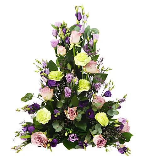 En hög begravningsdekoration med rosa, lila och vita snittblommor och grönt.