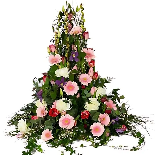 En hög begravningsdekoration med rosa och vita snittblommor och grönt.