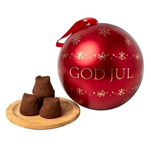 Julkula i metall fylld med svenska pepparkakstryfflar.